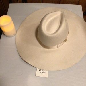 New! Lack of color  wide brim rancher